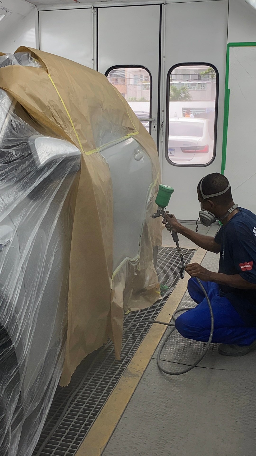Serviço de funilaria e pintura sendo executado