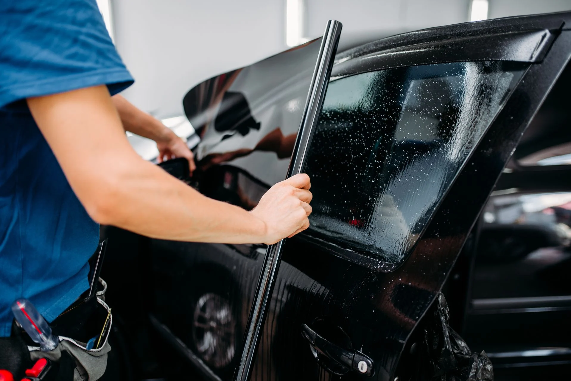 Aplicação profissional de insulfilm em vidro automotivo
