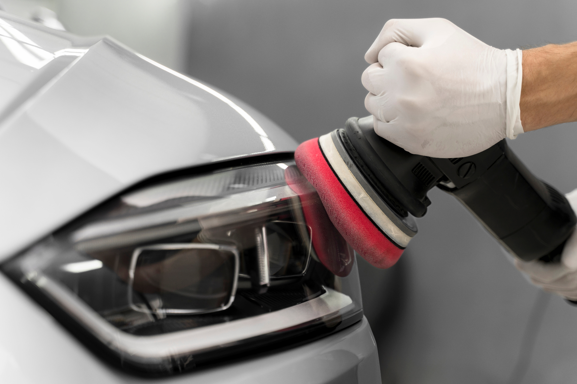Polimento de faróis automotivos com resultado antes e depois